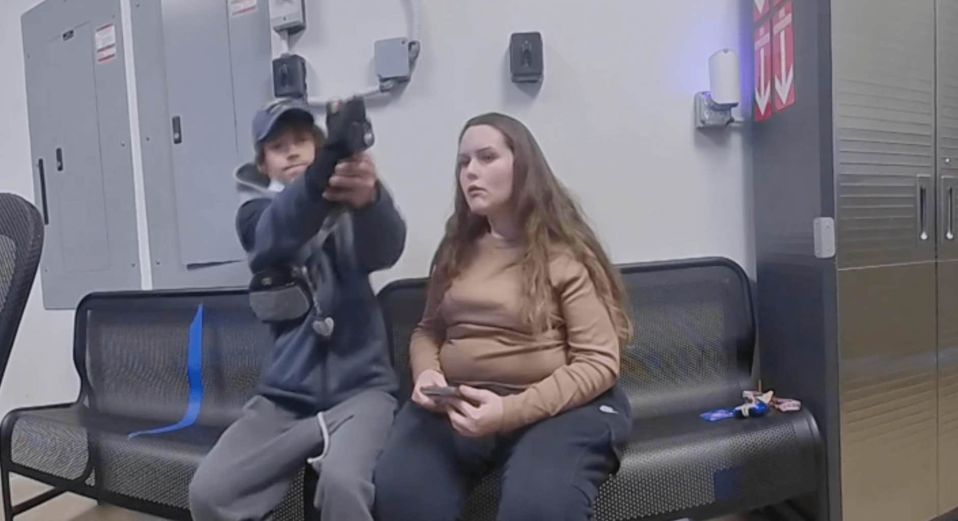 Här drar snattaren pistol mot polisen | Världen