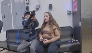 Här drar snattaren pistol mot polisen | Världen