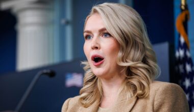 Karoline Leavitt gravid – gör henne historisk