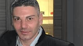 Giovanni, 47, dog framför
familjen på jullunchen