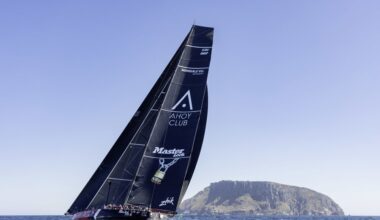 Commanche först över mållinjen i Sydney Hobart 2025