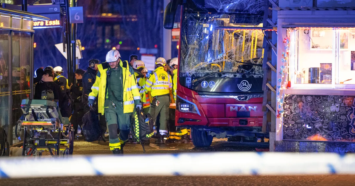 Buss har kört in i byggnad i södra Stockholm – sju skadade