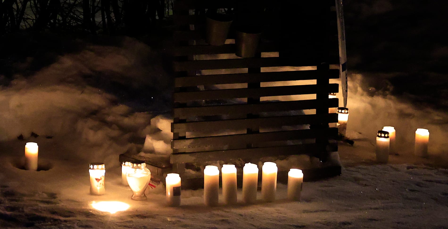 Tända ljus för den 55-åriga kvinnan.