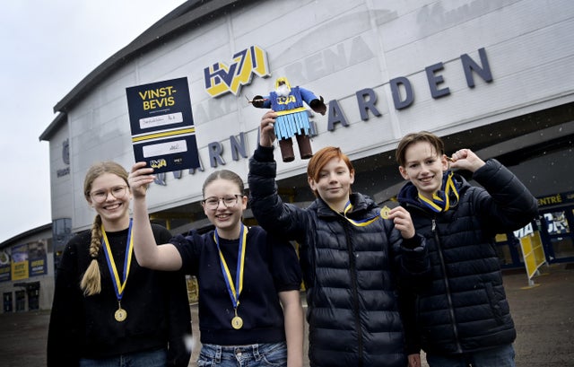 Alma Häggstam, Julia Borg Jönsson, Simon Steen och Elias Källberg från Ölmstadskolan när det i januari i år stod klart att de skapat HV:s vinnarmaskot. Händelsen togs upp som en lyckad del av en klubbs insats i lokalsamhället under temadagen ”Impact by SHL”. 