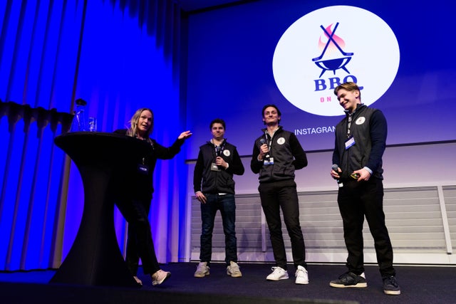 Moderator Frida Boklund tillsammans med Christoffer Forsberg, Elliot Johansson Vaara och Lucas Forsell från UF-företag BBQ on Ice. De hade kunnat inleda ett samarbete med HV71 om att omvandla trasiga ishockeyklubbor till grillbestick. 