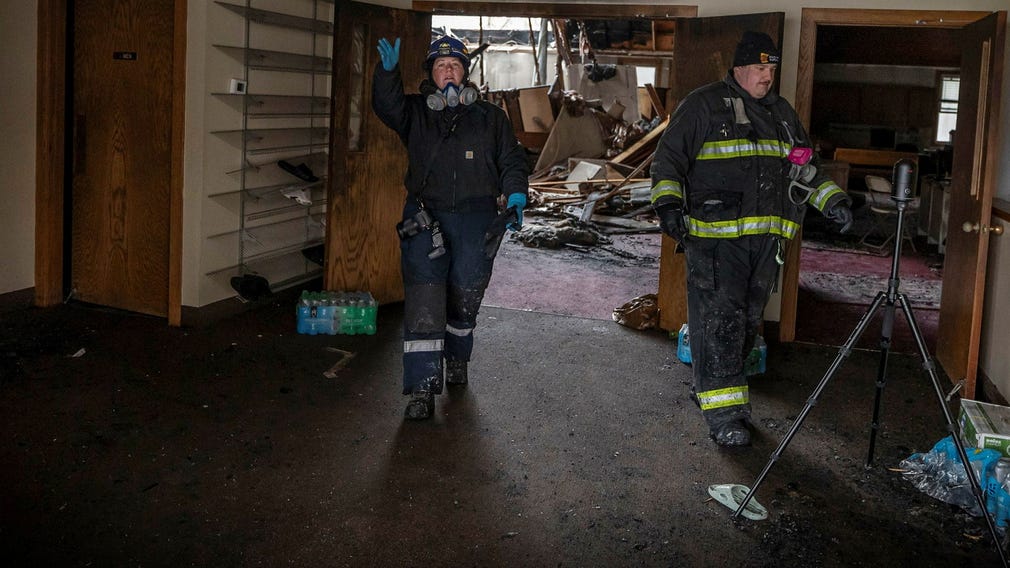 ”Hit men inte längre.” Polis och brandkår utreder brandorsaken i moskén i Prior Lake.