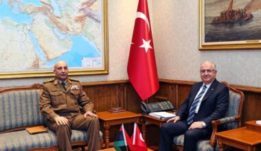 Libyens arméchef och ytterligare sju döda i flygkrasch