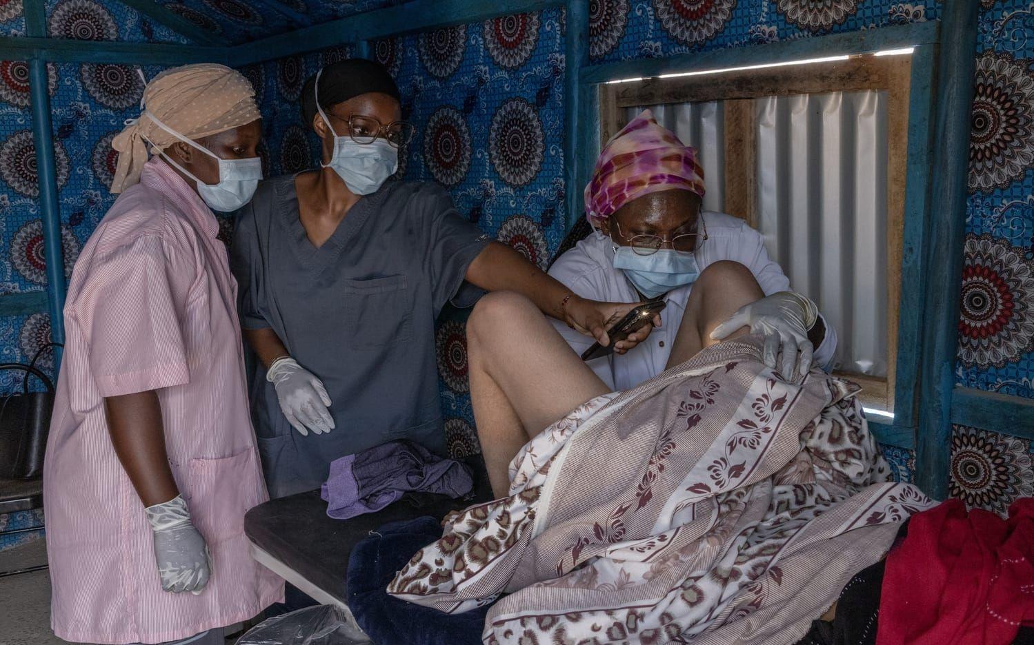 En ung kvinna från Mali får vård för en infektion som lett till farligt hög feber i ett flyktingläger i östra Mauretanien i november.