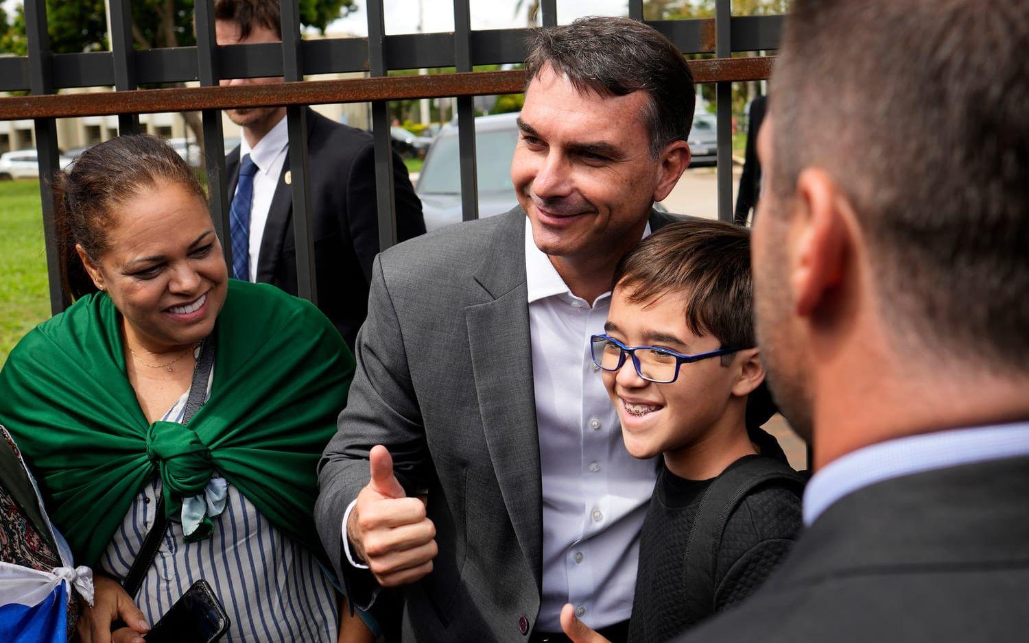 Senator Flávio Bolsonaro med supportrar efter att ha besökt sin far, expresidenten Jair Bolsonaro, i fängelset. Arkivbild