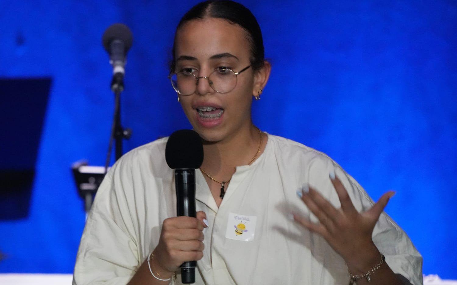 Chaya, som sköts i benet under terrorattacken, talade vid söndagens ceremoni.