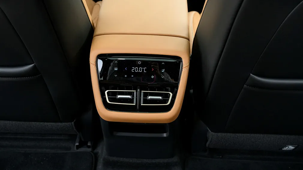 De två bakre klimatzonerna styrs med en stilig pekskärm.