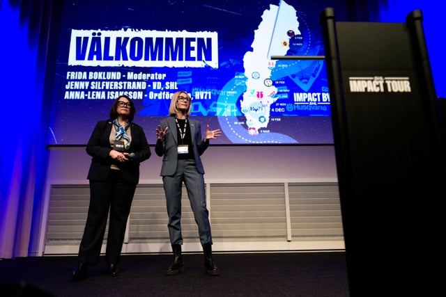 HV71:s ordförande Anna-Lena Isaksson och SHL:s vd Jenny Silfverstrand i samband med att ”Impact by SHL” inleddes på Elmia på torsdagen. Under tre dagar kommer olika evenemang att hållas som syftar till att berätta mer om HV71 och SHL:s roll i samhället utöver ishockeymatcherna. 