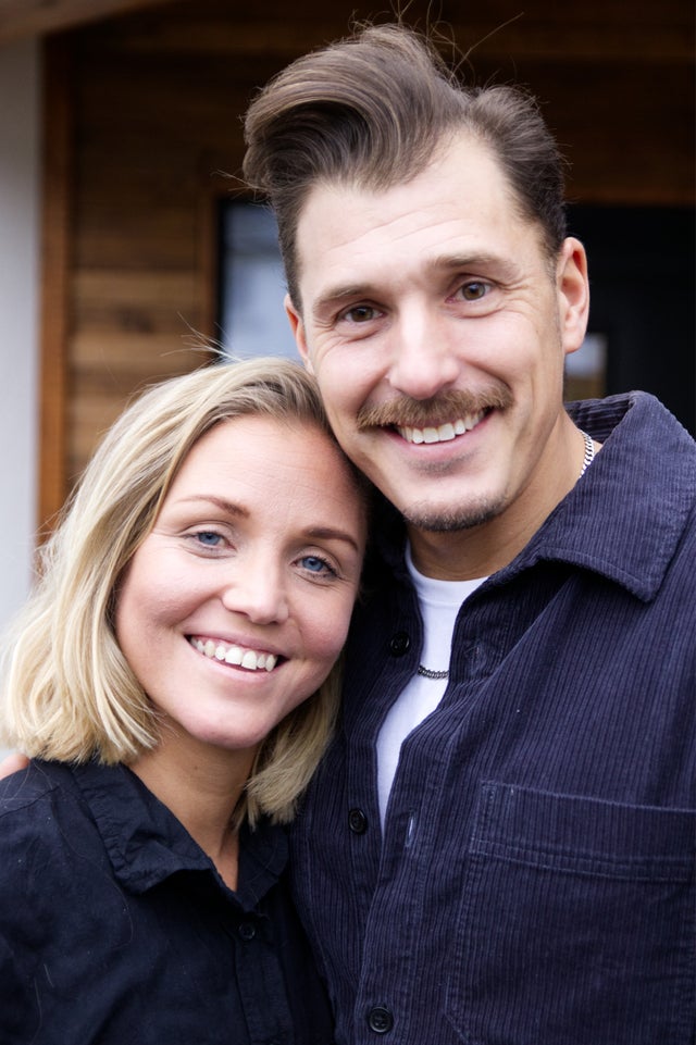 Joanna och Henric Stillman utanför deras hus i Tillberga.