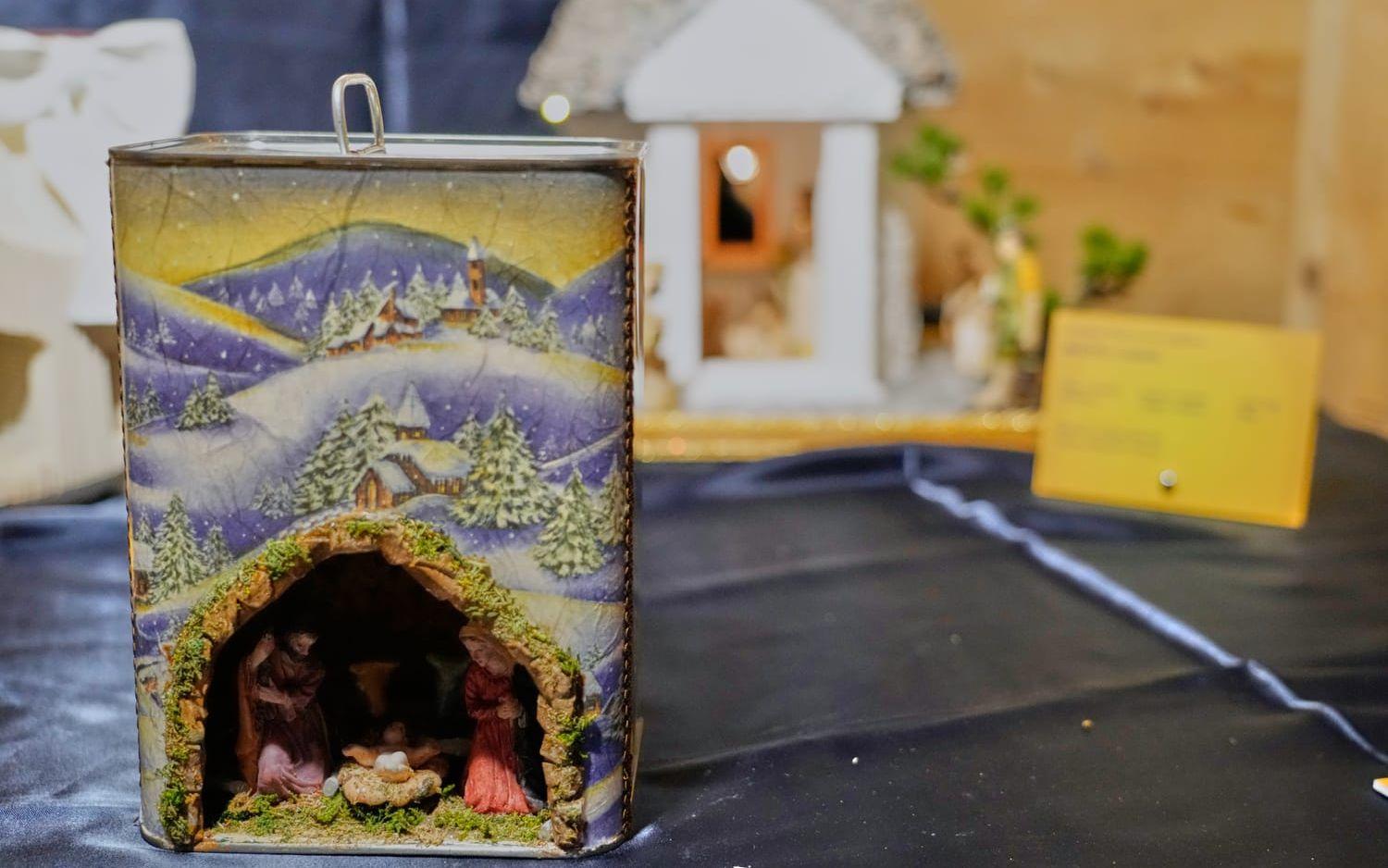 Julkrubba gjord i en gammal plåtburk för matolja.