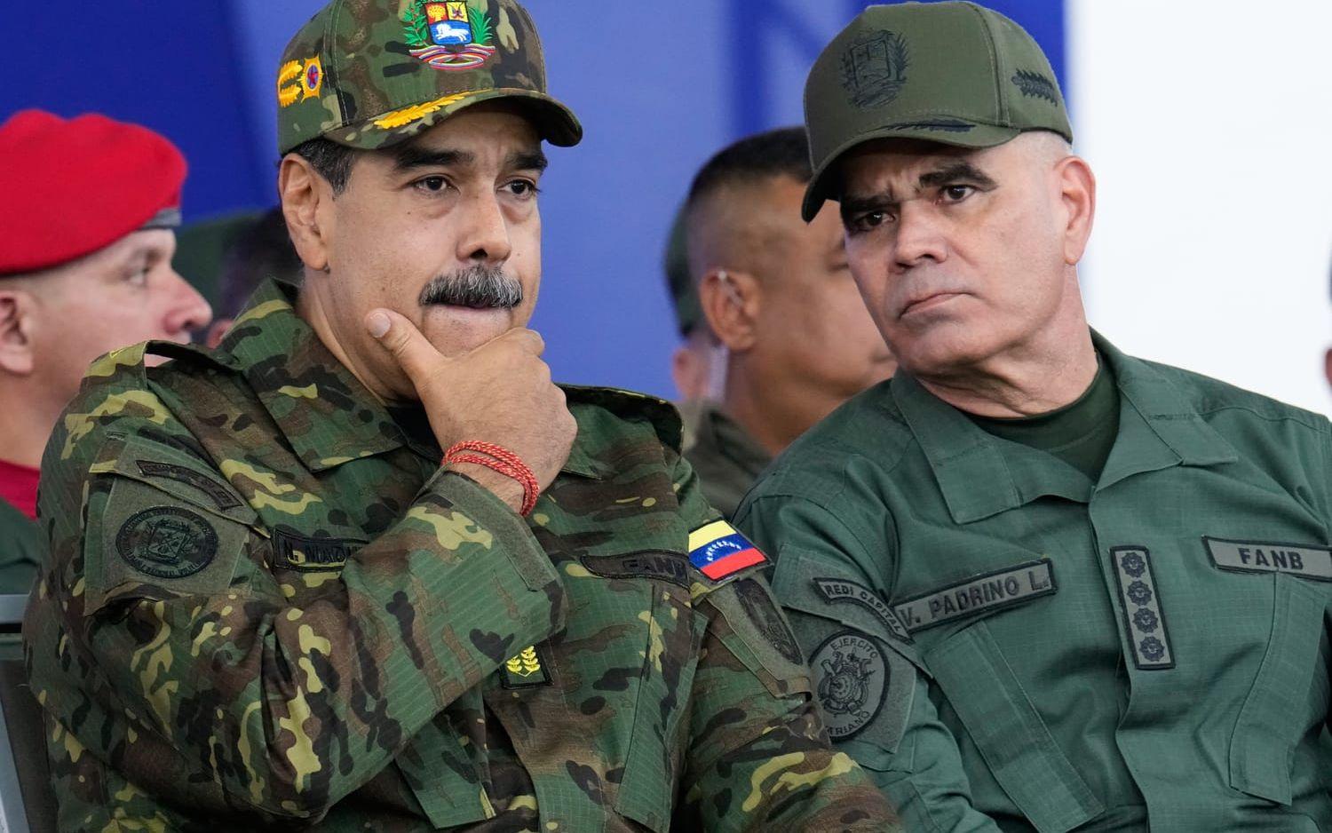 Venezuelas president Nicolás Maduro, till vänster, med försvarsminister Vladimir Padrino López. Arkivbild.