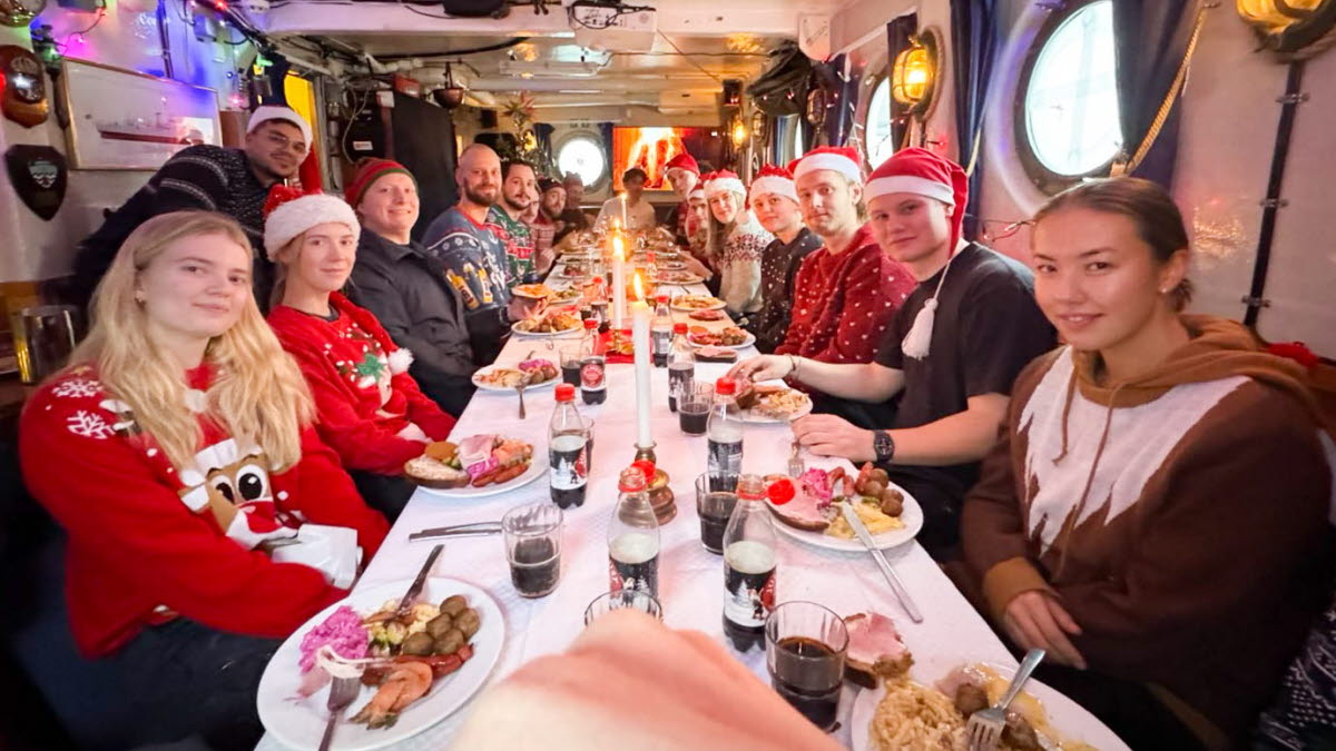Här pågår den ständiga sjöövervakningen – med julbord, Kalle och julklappar