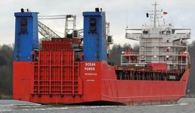 Ryskt fartyg som tros ha fraktat vapen genomsöks av Tullen