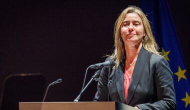 EU:s tidigare utrikeschef gripen i polistillslag