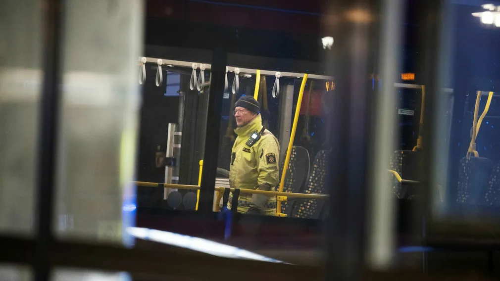 Polis inne i bussen.