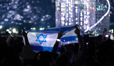 Publiken på Eurovision. Några i publiken håller upp israeliska flaggor.