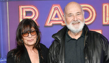 De står bredvid varandra. De är glada.