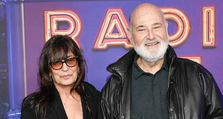 De står bredvid varandra. De är glada.