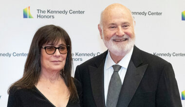 De står uppställda mot en vägg och blir fotade av flera fotografer. De är glada.