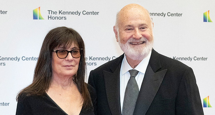 De står uppställda mot en vägg och blir fotade av flera fotografer. De är glada.