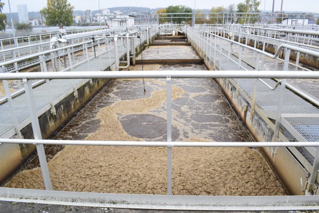 Bassängerna vid Simsholmens reningsverk kan komma att byggas in för att reducera lukt och motverka smittspridning om det bebyggs med bostäder i närområdet.