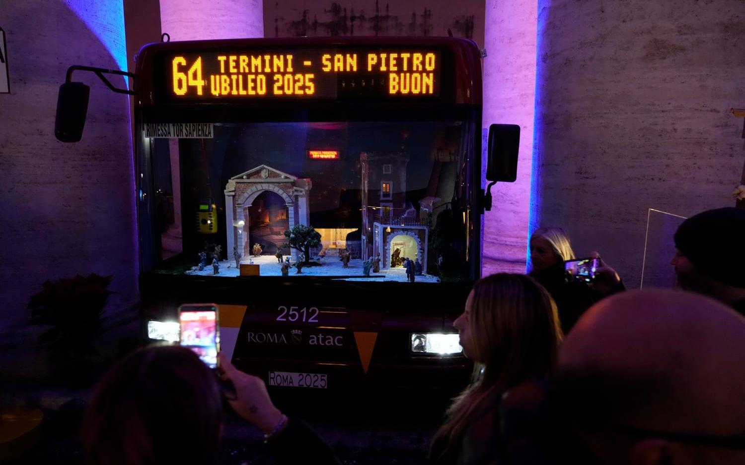 Kopian av en linjebuss från Rom ramar in den klassiska julscenen.