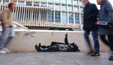 Barn pekar mot himlen i ny Banksy-målning