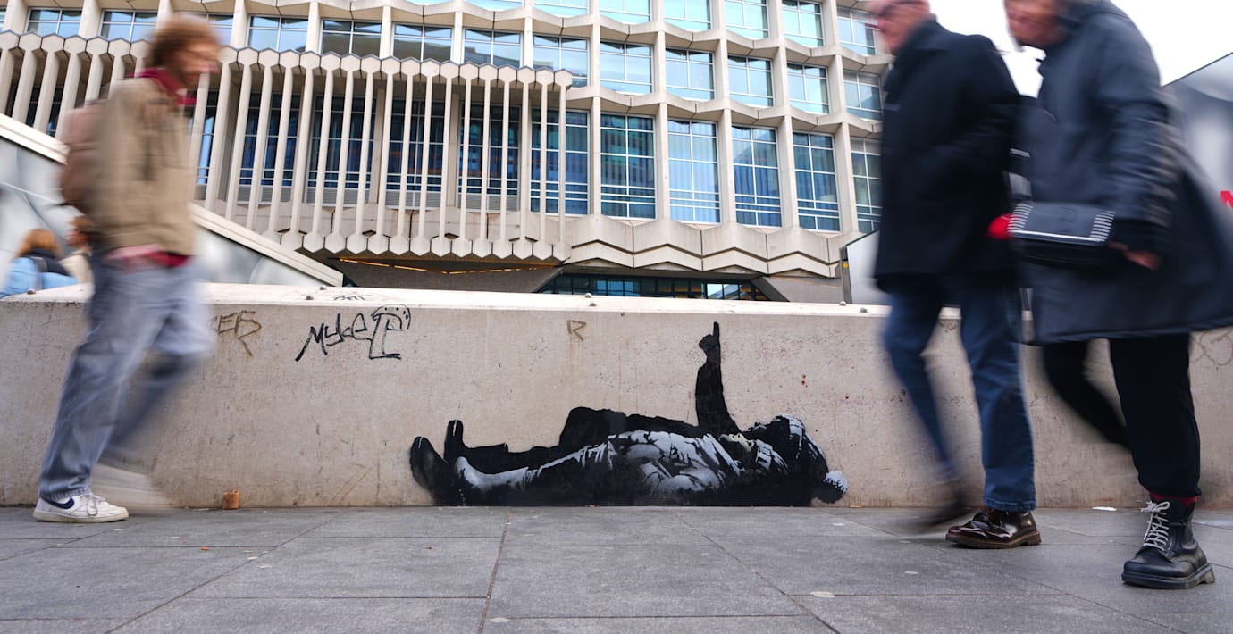 Barn pekar mot himlen i ny Banksy-målning