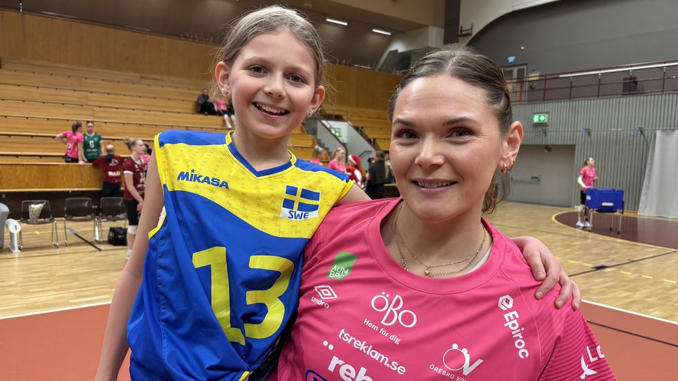Sara Malmlöv, som fyller 38 på måndag, gjorde på söndagen comeback i elitserien i volleyboll efter 7,5 års frånvaro. Med sig hade hon dottern Silje.
