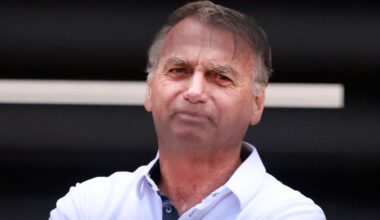 Bolsonaro opererad – vill ha sin son som president