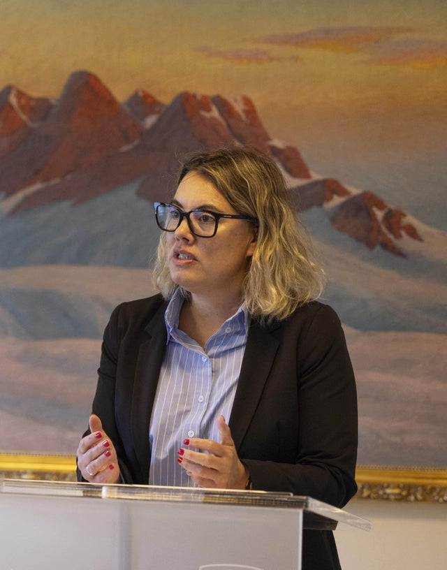 Naaja Nathanielsen är närings- och justitieminister i Grönlands regering. Hon vill gärna ha en dialog med USA om både gruvdrift och militär säkerhet. 