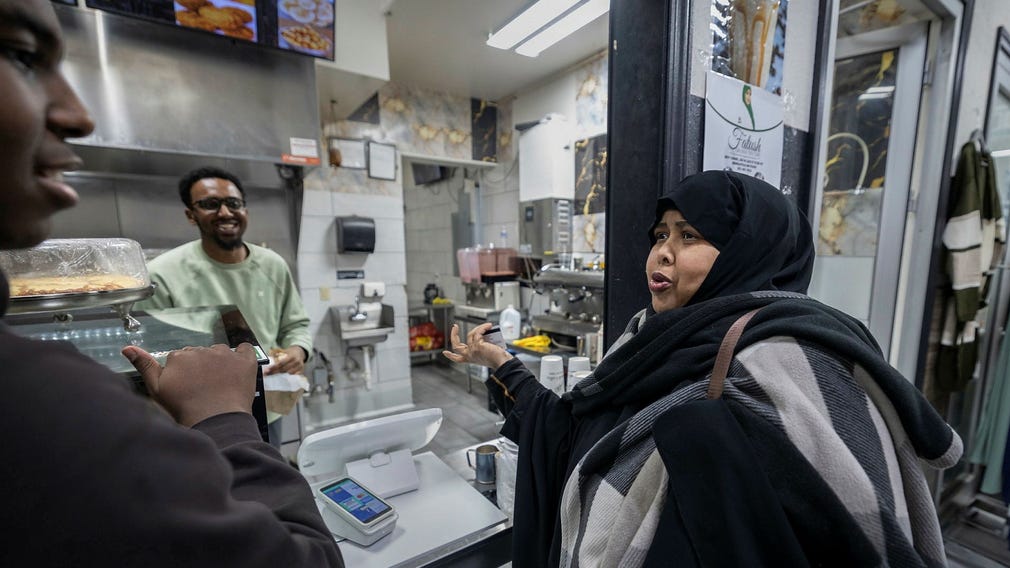 Kifaah Calen köper chai-te i ett kafé i Karmel Market. ”Jag röstade på Trump, det känns sorgligt i dag”, säger hon.