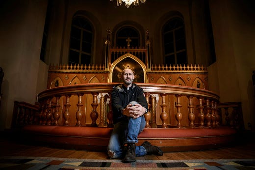 Martin Wihlborg är ungdomspräst i Tanums pastorat i Bohuslän. Han kallas ibland ”Epa-prästen”, på grund av sitt engagemang med ungdomar som kör A-traktorer.