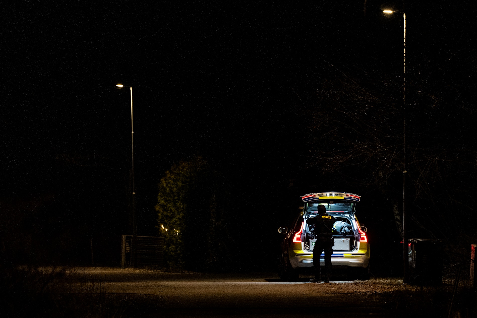 Polisinsatsen inleddes i Rönninge när närstående hittade den försvunna kvinnans hörlurar.