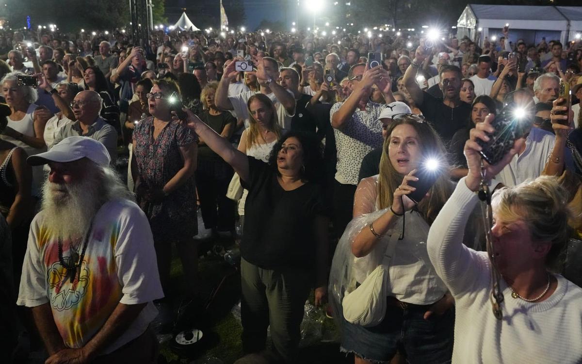 Tusentals hedrade offren i Bondi-attacken