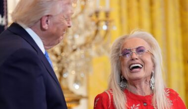 Megarik anhängare vill att Trump sitter kvar 2028