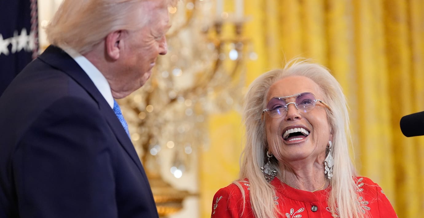 Megarik anhängare vill att Trump sitter kvar 2028