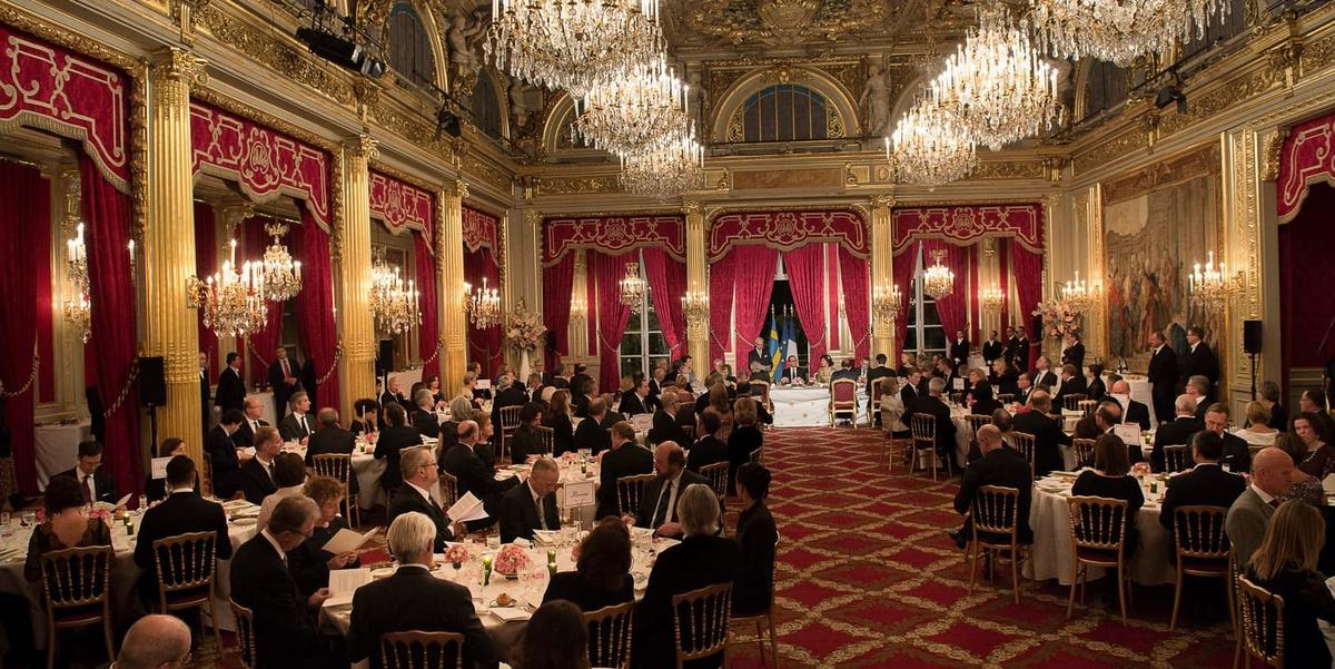 Man gripen för att ha stulit porslin från Emmanuel Macron