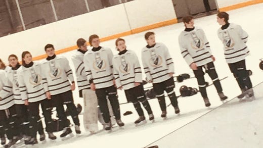 ”Jag var inte direkt skitstor”, säger Leo Carlsson, här trea från höger efter en ungdomsmatch med Färjestad.