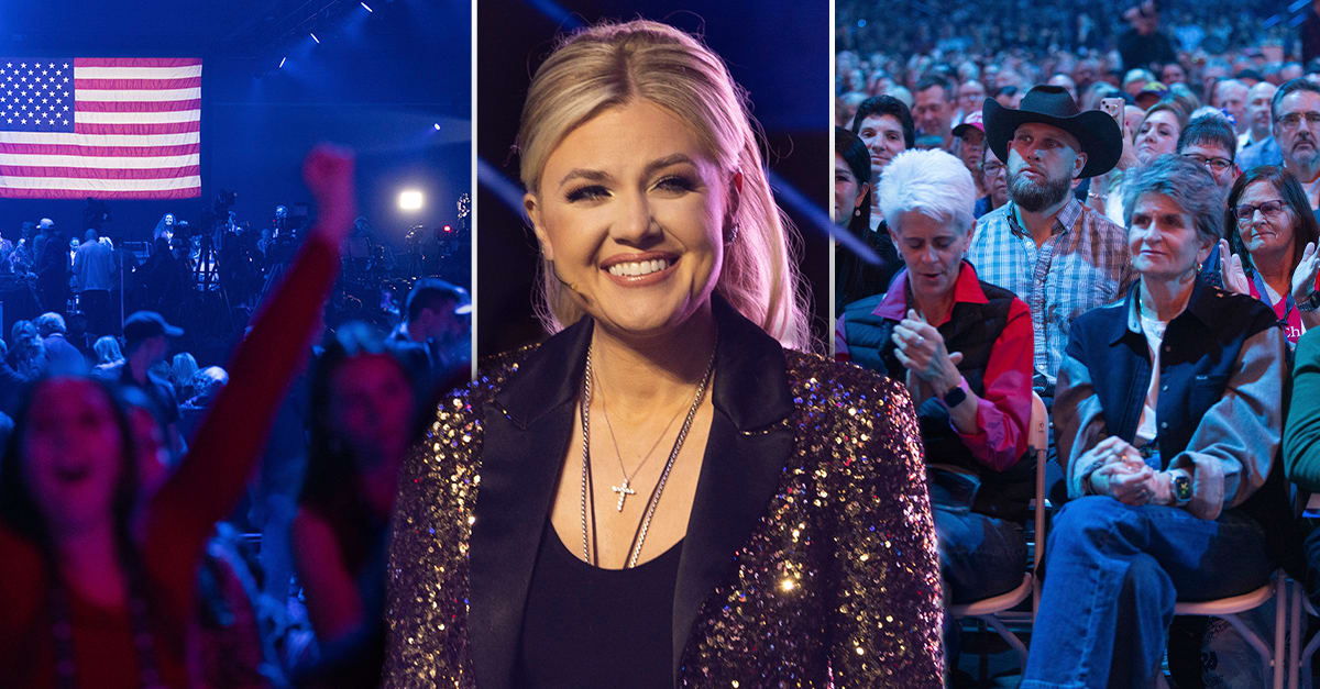 Erika Kirk på ”America fest” i Phoenix i Arizona håller tal