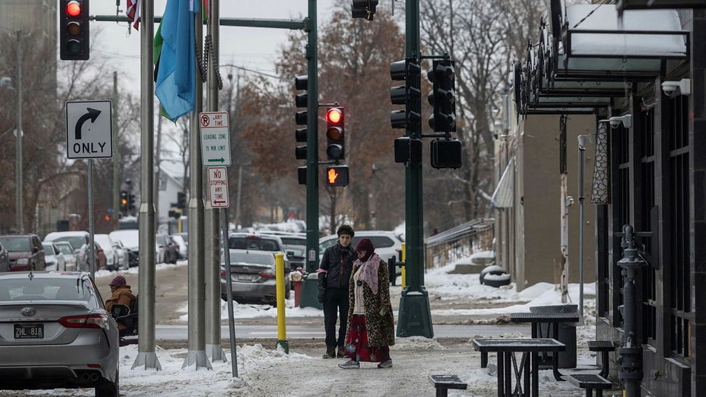 Karmel Market är en stor inomhusmarknad som domineras av amerikansk-somalier. Böneutrop från en närliggande moské hörs när DN går förbi.