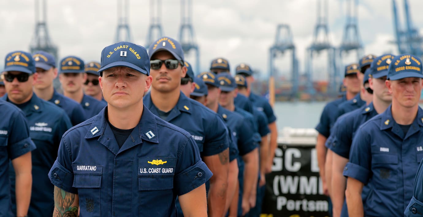 Slarvigt målad rysk flagga på fartyget som USA jagar