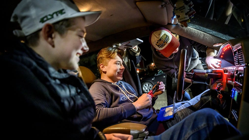 Dalton Jonasson, Leon Morin och Kevin Horvath fixar med en framlykta.