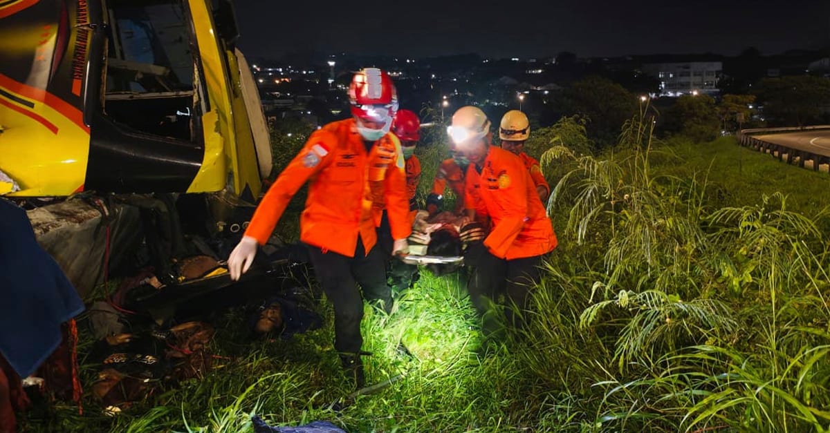 Många döda i busskrasch på ön Java
