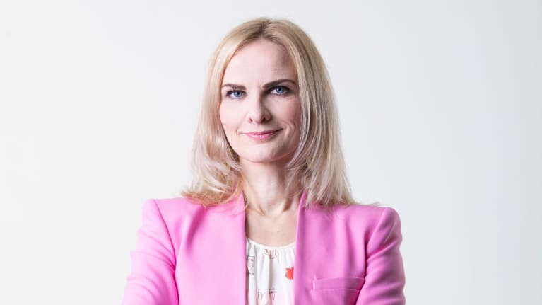 Kvinna i ljusröd kavaj, A-klinikens medicinska chef Ulriika Sundell.