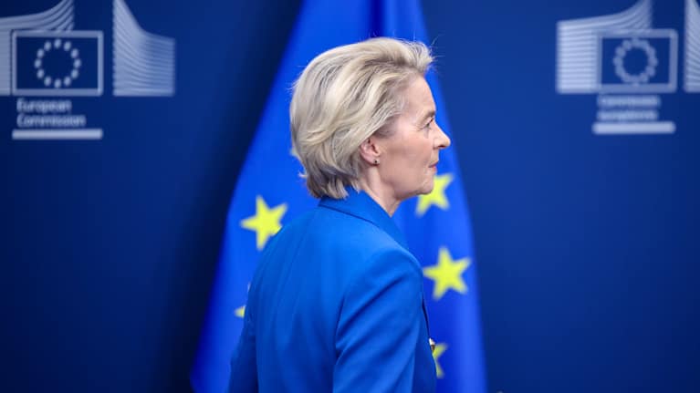 Ursula von der Leyen i profil med EU-flaggan i fonden.